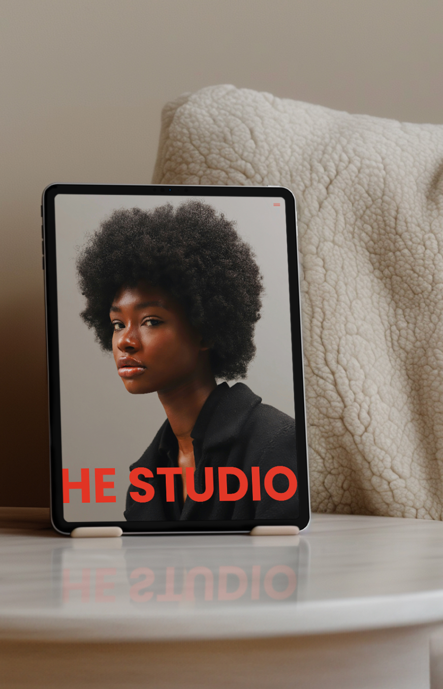 L'AGENCE Design Studio - Agence créative digitale - menu illustration - Tablette affichant un projet de studio créatif.